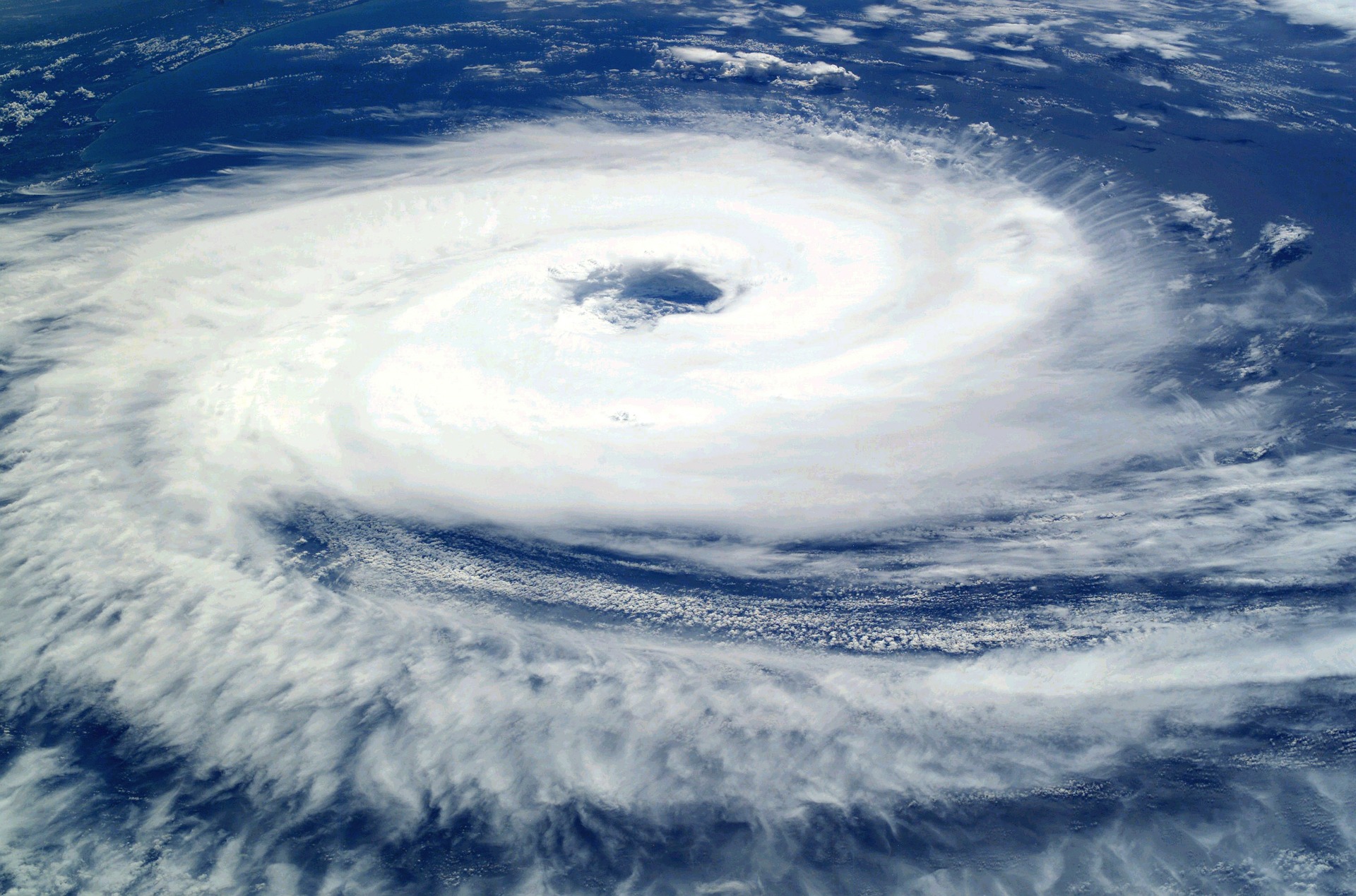 cyclone-g5734057dd_1920.jpg